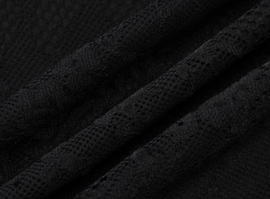 Detailaufnahme von schwarzem Netzgewebe mit feiner Spitzenstruktur für ein Kleid
