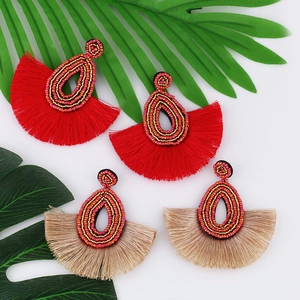 Ethno-Boho-Ohrringe in Fächerform mit Perlen und Quasten in Rot und Beige auf Weiß