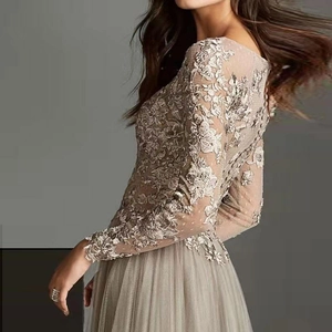 Robe de soirée élégante grise avec manches longues en dentelle et jupe en tulle
