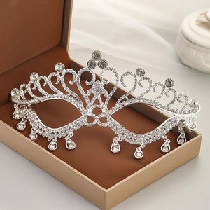 Vue détaillée du masque de mascarade en cristal argenté avec pendentifs en forme de goutte