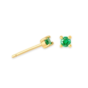 Détail de boucles d'oreilles en or 18 carats avec zircons verts en serti à quatre griffes
