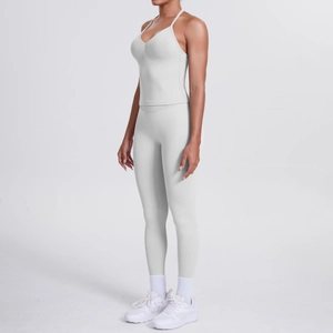 Detailansicht eines weißen Yoga-Sets mit V-Ausschnitt Top und High-Waist-Leggings von der Seite