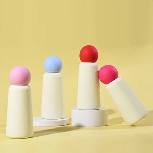 Mini flacons isothermes en acier blanc crème avec bouchons sphériques colorés sur socles