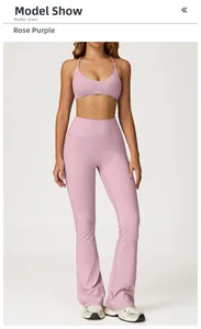 Vista frontal del conjunto de yoga rosa púrpura con sujetador deportivo y campana