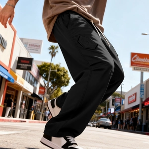Pantaloni cargo neri larghi da uomo con ampie tasche laterali e design stile street