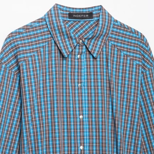Robe courte à carreaux bleus et marrons avec col classique et boutons-pression en métal