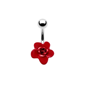 Gros plan du piercing de nombril avec rose rouge et barre courbée en métal argenté
