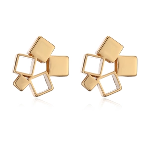 Pendientes geométricos irregulares bañados en oro con bloques cuadrados de metal