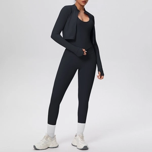 Dettaglio del set yoga nero da donna 3 pezzi con maniche con asola per pollice e leggings