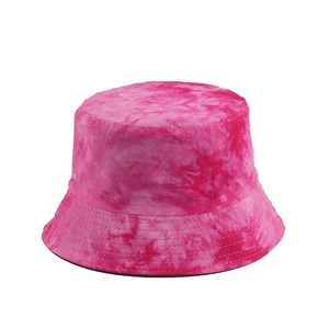Dettaglio delle cuciture rinforzate sulla tesa del cappello a secchiello rosa tie-dye
