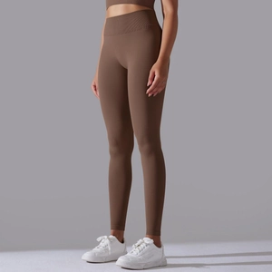 Nahaufnahme der nahtlosen braunen High-Waist-Yogahose mit Peach-Lift und weichem Stoff