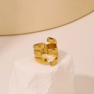 Bague ouverte asymétrique plaquée or 18K style français sur socle en pierre