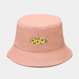 Détail de broderie de tournesol sur chapeau bob en toile pêche avec coutures de bord renforcées