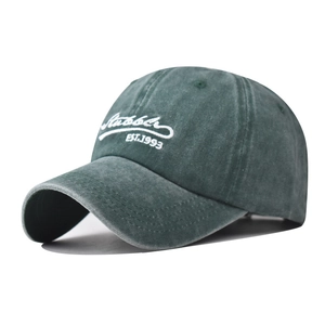 Dettaglio cappellino in cotone lavato verde scuro con ricamo bianco Hubble EST.1993