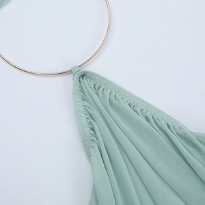 Détail de la robe en maille vert menthe avec anneau métallique doré et licou au cou