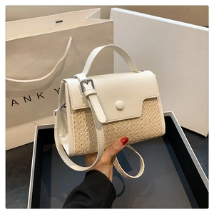 Détail du tissage en paille et du cuir PU crème sur un sac à main chic pour femmes