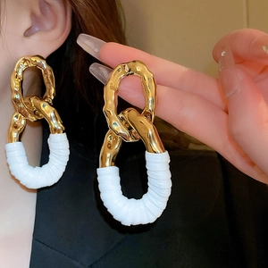Boucles d'oreilles créoles géométriques avec métal doré et cuir blanc style vintage