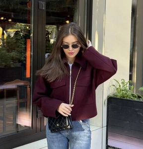 Détail de la veste en laine bordeaux avec poches à rabat et fermeture éclair argentée