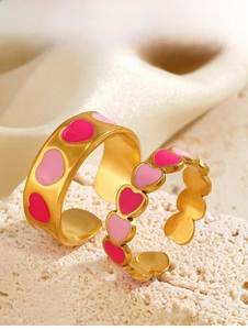 Dettaglio di anelli a cuore placcati oro 18K con smalto rosa su pietra bianca