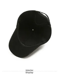 Vue intérieure d'une casquette de baseball en velours noir avec coutures renforcées