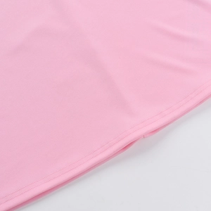Gros plan du tissu en maille rose montrant les détails de la couture plate à deux aiguilles