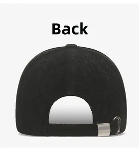 Vue arrière de la casquette noire montrant la sangle réglable et la boucle métallique