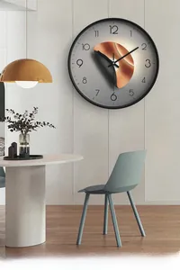 Détail d'une horloge murale ronde moderne avec cadran d'art abstrait sur un mur gris