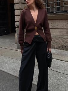 Stile street di cardigan marrone scuro con scollo a V e pantaloni neri a gamba larga