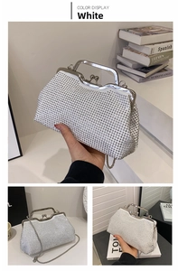 Dettaglio della borsa da sera bianca con strass, manico in metallo argento e catena