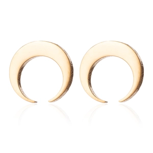 Vue détaillée des boucles d'oreilles demi-lune dorées au design géométrique creux