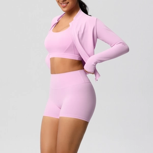 Gros plan sur l'ensemble de yoga lilas montrant le short taille haute et le tissu flexible
