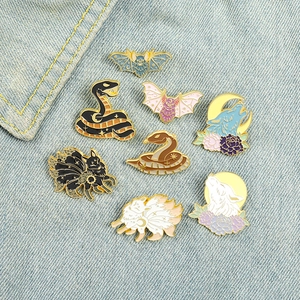 Detaillierte Emaille-Tierbroschen mit Fledermaus Schlange Wolf und Fuchs auf Denim
