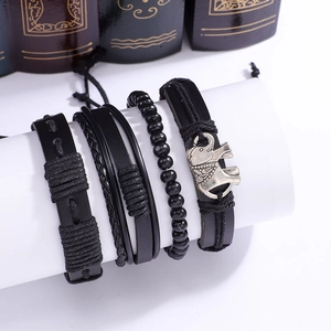 Détail d'un ensemble de quatre bracelets en cuir noir avec un pendentif éléphant argenté