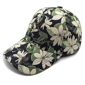 Damen Baseballkappe mit weißem Blumenmuster auf schwarzem Stoff, 45-Grad-Ansicht der Kappe