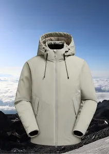Details einer beigen Winterjacke mit Kapuze, wasserdichtem Stoff und Kordelzug-Kapuze