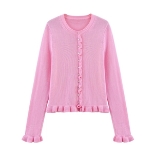Cardigan en tricot rose avec bordures à volants et fermeture à boutons simple