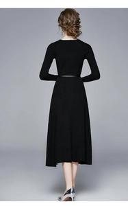Vue arrière d'une robe midi noire en maille à manches longues et côtes verticales