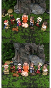 Primo piano delle statuine del presepe in resina dipinte a mano con personaggi creativi