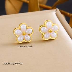 Detailed macro view of floral stud earrings with dimensions and weight measurements