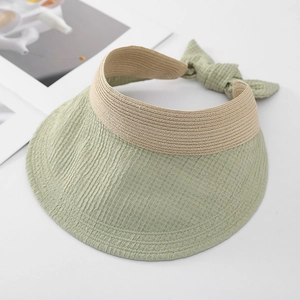 Visière pare-soleil vert clair à texture plissée et bordure tissée beige élégante