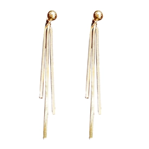 Elegante goldene Schlangenkette Quastenohrringe mit minimalistischen Kugelsteckern glänzend