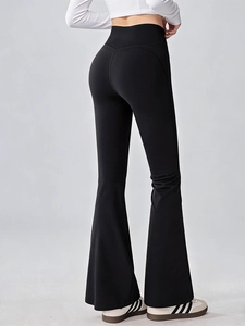 Achteraanzicht van zwarte yoga-broek met hoge taille en corrigerend lift-effect