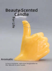 Dettaglio della candela profumata gialla brillante a forma di pollice in su