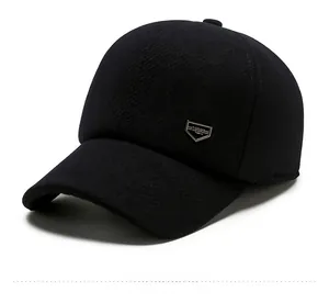 Detail der Winter-Baseballkappe mit silbernem Sport-Metallemblem und schwarzem Stoff
