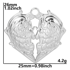 Détail du pendentif cœur de 26mm avec gravure florale et dimensions de l'article