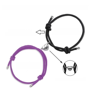 Détail de cordes Milan noires et violettes avec pendentif cœur magnétique ajustable