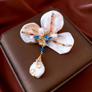 Luxurious fan-shaped pearl brooch with gold plating, zircon, and vintage royal palace style
