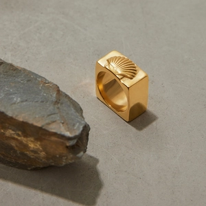 Bague large en acier inoxydable plaqué or 18k avec motif de coquillage en relief