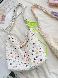 Sac fourre-tout blanc minimaliste avec imprimés cartoon, texture plissée et cordons verts