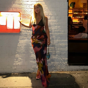 Maxikleid mit Blumenmuster, schwarzen Spitzendetails und freiem Rücken am Model